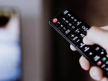 Un mando a distancia frente al televisor representa la relación cotidiana del público con los contenidos audiovisuales y la posibilidad permanente de cambiar de canal