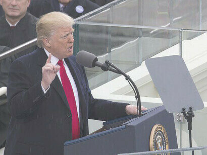 Donald Trump, com a mão sobre a Bíblia, fez o juramento de posse que marcou o início da sua presidência. Durante a fala ele se comprometeu a servir o povo americano com dedicação inabalável