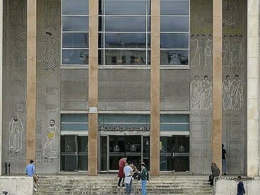 Fachada da Faculdade de Direito da Universidade de Lisboa com obras de Almada Negreiros