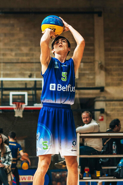 Mientras que el fútbol apuesta por la democratización, el básquetbol se presenta como un deporte de élites, con acceso restringido a los torneos internacionales