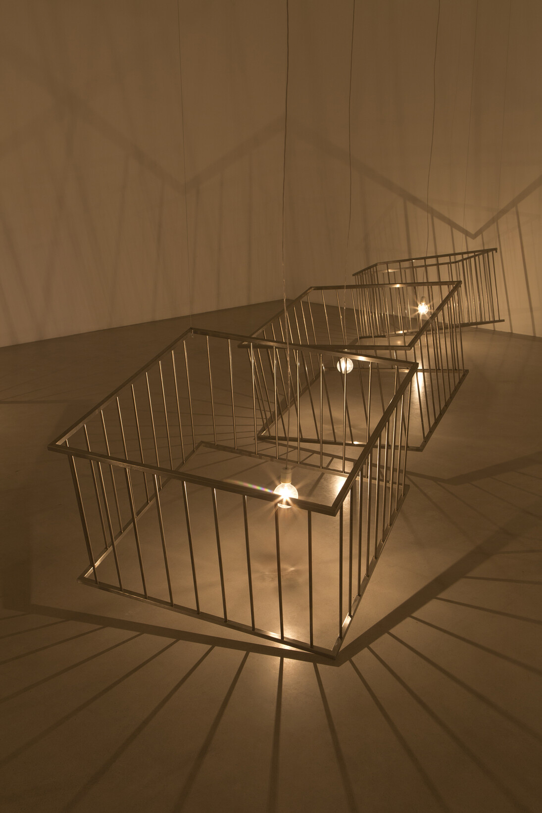 Claude Lévêque, Vies de singes, 2015, Treize parcs en inox, treize ampoules. Bande sonore : crise d'asthme (Conception sonore en collaboration avec Jérôme Nox / Respirations : Romaric Etienne) / Thirteen stainless thirteen parks, lamps. Soundtrack : asthma attack (Sound Design in collaboration with Jerome Nox / Breaths : Romaric Etienne), Dimensions variables / Variable dimensions © ADAGP Claude Lévêque . Photo. Julie Joubert , Courtesy the artist and kamel mennour, Paris