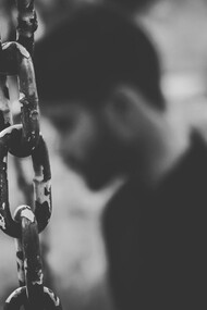 Apoyaba la cabeza sobre el mármol tibio y jalaba de los tobillos las cadenas que venía desde hacía unos kilómetros arrastrando