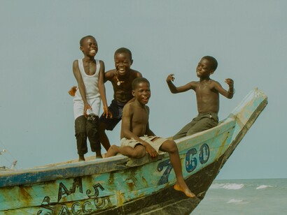 Meninos viajam de barco até a ilha