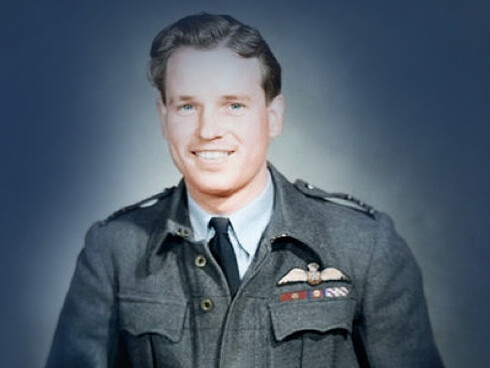 Guy Gibson fue un militar de la Real Fuerza Aérea Británica, líder del famoso Escuadrón 617 de Tareas Especiales y por liderar la Operación Chastise sobre la región del Ruhr durante la Segunda Guerra Mundial