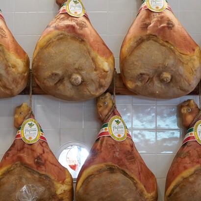 Le sue origini affondano in pratiche antiche, sviluppate per conservare la carne di maiale durante i mesi successivi alla macellazione
