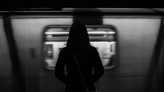Una mujer paralizada mira como pasa el metro frente a sus ojos en Nueva York, Estados Unidos