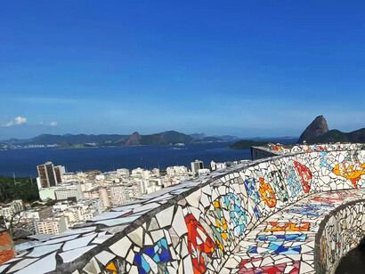 A casa em que o The Maze Inn está foi inaugurada em 1997 na comunidade Tavares Bastos, localizado na cidade do Rio de Janeiro. Brasil