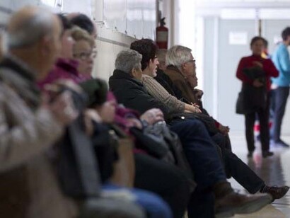 Pacientes esperan en un pasillo del Hospital La Fe