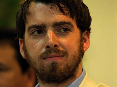 Jason Brooke é uno storico del British Museum e l'erede della famiglia Brooke