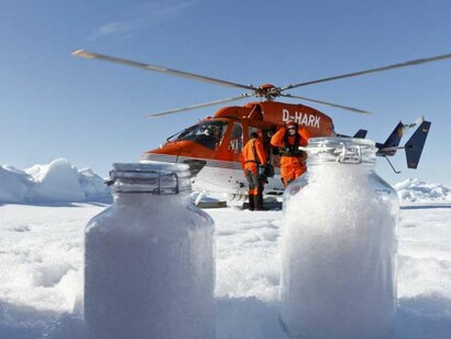 Ricercatori raccolgono campioni di neve