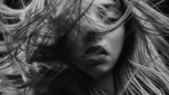 "Ei, você. Obrigada por não fingir. Por ter sido meio torta, mas sempre sincera. Por ter tropeçado mil vezes e, mesmo assim, nunca ter se convencido a caminhar com passos que não eram seus. Por escolher a honestidade mesmo quando ela te deixava sozinha. Por rir alto, amar estranho e viver fundo — sem pedir licença"