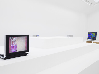 Paul Pfeiffer, Desiderata 1972, 2018, Digital video loop, fabricated monitor with built-in DVD player / Boucle vidéo numérique, moniteur fabriqué avec lecteur DVD intégré 44 × 31 × 53 cm / h. 175/16 × 123/16 × 207/8 in, duration: 00:01:38 / durée : 00:01:38 ©Photo: Claire Dorn / Courtesy Perrotin
