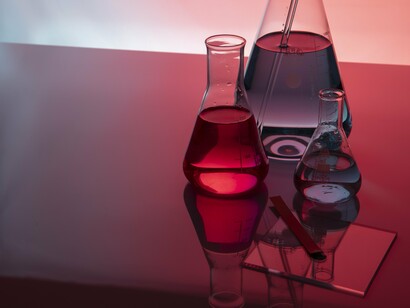 Laboratório. Eu devia ter desconfiado que minha vida não seria fácil no momento em que comecei a rezar antes das provas de bioquímica na faculdade. Mas ali estava eu, em meio a tubos de ensaio e livros, implorando a intercessão Divina para que os carbonos se ligassem da maneira correta na minha mente


