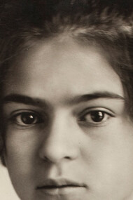 Descubra os detalhes fascinantes da vida de Frida Kahlo, desde sua infância em Coyoacán até o acidente que marcou sua trajetória como artista. Conheça suas influências familiares e como superou desafios para se tornar uma figura icônica da arte mexicana