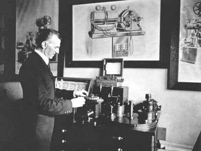 Nikola Tesla en su laboratorio
