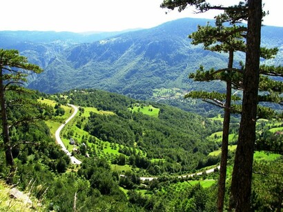 Montenegro. Local natural próximo à ponte Ponte do Đurđevića Tara