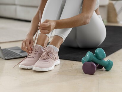 Mulher faz aula de Mat Pilates on-line. Atualmente existem o Pilates em Mat (uma manta emborrachada que se usa para fazer ioga), Pilates Reformer (em cama) e também o Pilates Terapêutico, que usam as conhecidas esferas e outros acessórios mas funcionam principalmente com o peso do próprio corpo