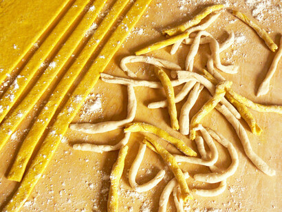 Strozzapreti bicolore con curcuma