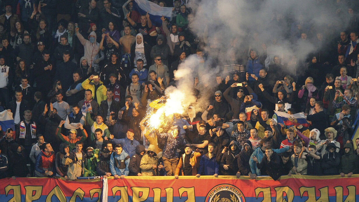 Aficionados rusos prenden una bengala durante la disputa del partido de su selección contra Montenegro