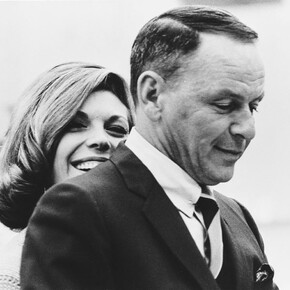 Nancy and Frank: Time for a duet Dad? 1964 © Frank Sinatra Enterprises/Ed Thrasher