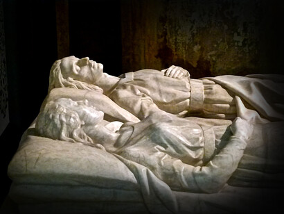 Mausoleo de los Amantes de Teruel en el Museo de historia local en Teruel, España