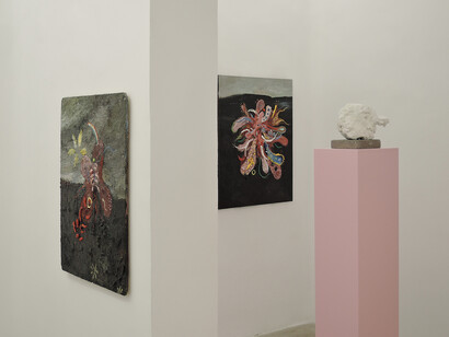 José Luis Valverde, En la cruz me coso yo, vista de exhibición. Cortesía de la Galería Silvestre