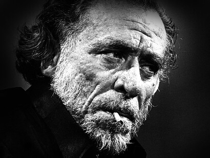 Charles Bukowski (1920-1994) fue un escritor de relatos, novelista y poeta estadounidense nacido en Alemania, representante del realismo sucio y considerado como un «poeta maldito», debido a su excesivo alcoholismo, cacharrerío pobreza y bohemia