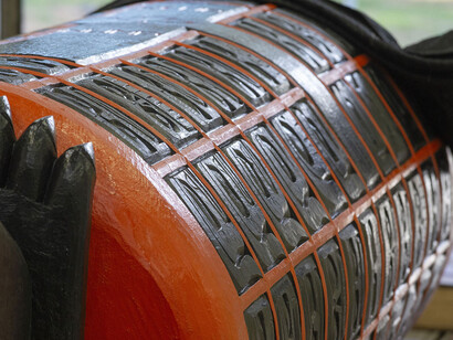 Le monument a été sculpté et transporté en position couchée. Il sera dressé pour la première fois lors de son installation au Musée. Courtoisie du Musée canadien de l'histoire