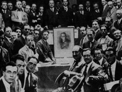 I delegati dell'ultimo congresso del Partito Popolare (Roma, 1925), riuniti attorno al ritratto di don Sturzo, in esilio a Londra