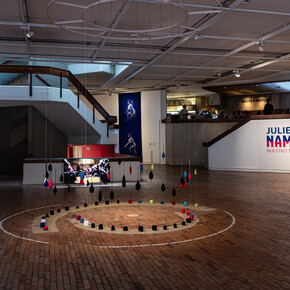 Julieth Morales, Namui nu pirꝋ [Nuestro territorio], vista de exhibición. Cortesía de MAMBO