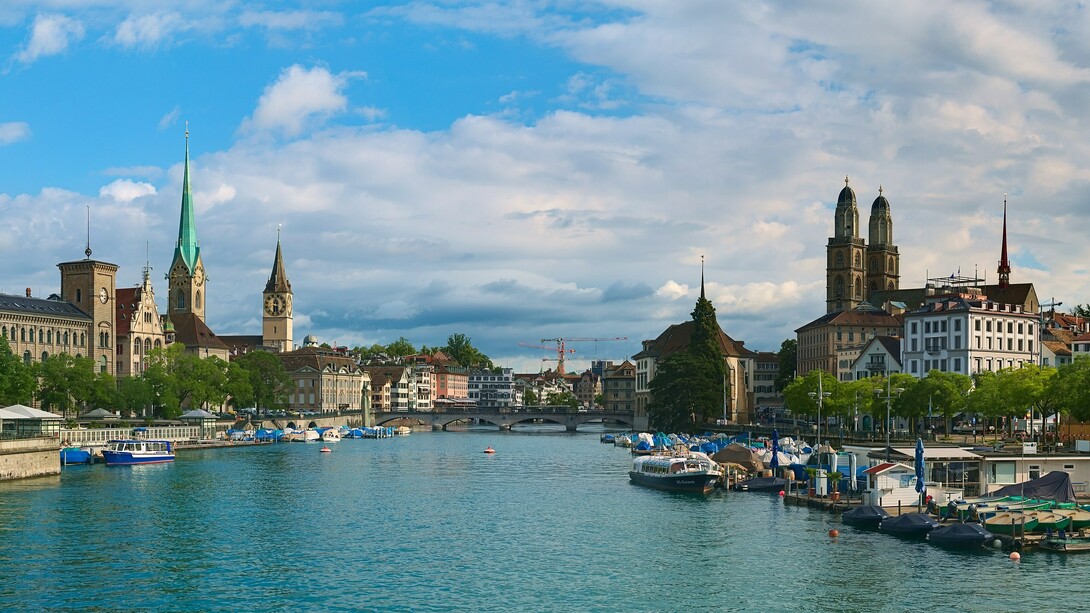 Vista di Zurigo dal Quaibrücke, a valle del fiume Limmat, Svizzera