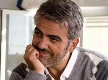 Tiziano Buccarello in una celebre posa di George Clooney