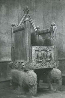La cattedra nella cattedrale di san Sabino di Canosa, Puglia, Italia. Ph Paolo Monti.  Ulteriori elementi iconografici includono sfingi e grifi, rappresentanti la custodia della parola di Dio e il mistero dell'Eucaristia, oltre a una pigna marmorea sulla sommità dello schienale, simbolo di fede e radici cristiane