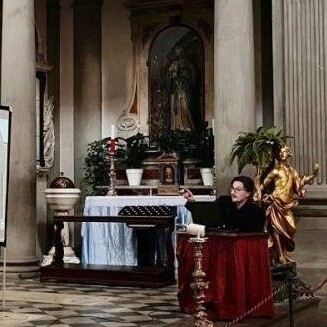 Giacomo Benedetti è l’organista di Santa Felicita a Firenze. La chiesa custodisce “La deposizione dalla Croce”, capolavoro del Pontormo ed è attraversata dal Corridoio Vasariano