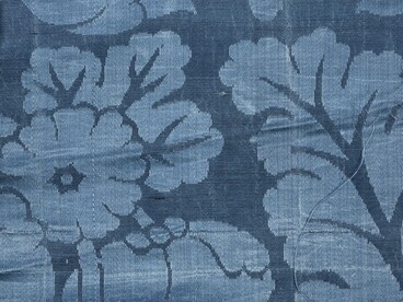 Ancora oggi la tradizione della seta sopravvive e rappresenta un patrimonio storico e culturale della Campania. Esempio di tessuto damascato in seta