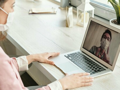 Consulta online. A telemedicina pode ser dividida em várias modalidades, incluindo consultas por vídeo, acompanhamento remoto de pacientes com doenças crônicas e até a troca de informações médicas entre profissionais para segunda opinião
