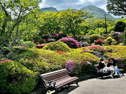 Stone and wooden benches surrounding the fountain © Alma Reyes
