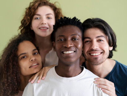 Diversidade étnica. As epistemologias do Sul pretendem mostrar que, ao não reconhecer a validade de outros tipos de conhecimento para além dos produzidos pela ciência moderna, o critério dominante de conhecimento válido na modernidade ocidental tem sido responsável por um epistemicídio maciço