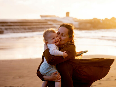 Reflexões sobre a importância de ter um lar para retornar, enquanto se busca aventuras e conexões proporcionadas pelas viagens