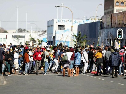 South African protesters cross a street and occupy the area despite the fears of Covid-19