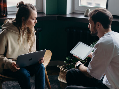 Amigos compartilham notícias sobre seus ídolos e comentam no Twitter os últimos vazamentos