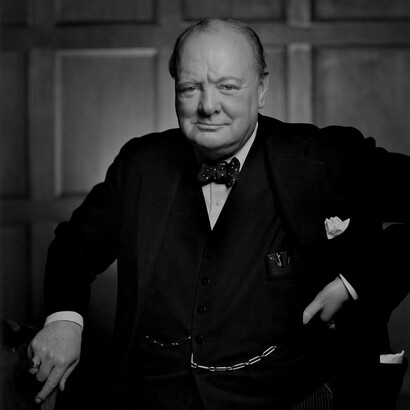 Winston Churchill, político, militar, escritor y estadista británico que se desempeñó como primer ministro del Reino Unido de 1940 a 1945, durante la Segunda Guerra Mundial, y nuevamente de 1951 a 1955 por parte del Partido Conservador