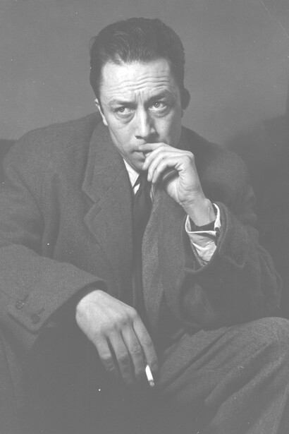 Albert Camus. Esplora il percorso turbolento del protagonista senza nome, dalla fede incrollabile alla discesa nell'oscurità della vanità