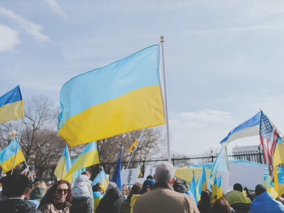 Protestas en contra de la invasión rusa frente a la Casa Blanca en Washington DC, EE.UU.