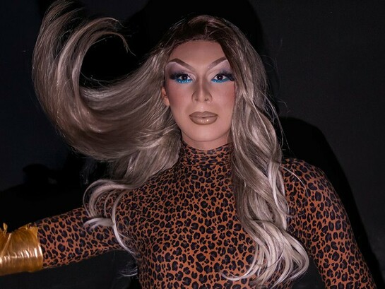 Luan Steenbock, estudante de Publicidade e Propaganda, ator de teatro e TV, apresentador, Drag Queen, Gerente de Projetos e artista múltiplo em formação, percebe nuances curiosas em uma era em que a informação circula de forma desenfreada e a avaliação da arte se mostra pouco criteriosa. Temas como comparação, autoexigência, inseguranças e perfeição são abordados nesta entrevista intensa, profunda e carregada de significados
