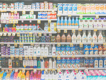 Supermercato. Con i suoi prodotti selezionati, marchiati, allineati, organizzati, predisposti a sedurre e titillare gli appetiti del consumatore