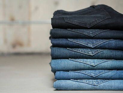 Pantalones vaqueros apilados