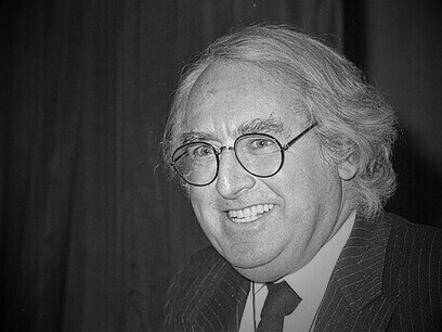 Richard Meier est un artiste abstrait et architecte américain, dont les créations géométriques font un usage important de la couleur blanche