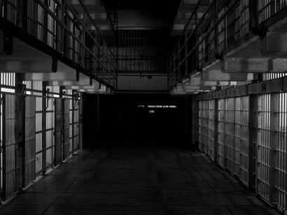 Les cellules vides symbolisent la répression judiciaire et la détention politique dans un contexte de fermeture démocratique