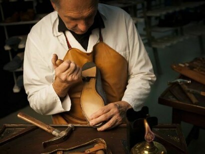 Artigiano al lavoro su un modello di mocassino Gucci